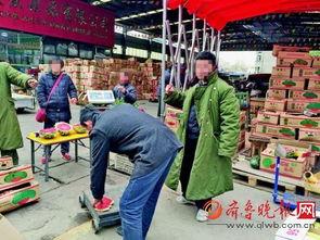 潍坊人民广场吃瓜事件视频,一场引发热议的街头现象