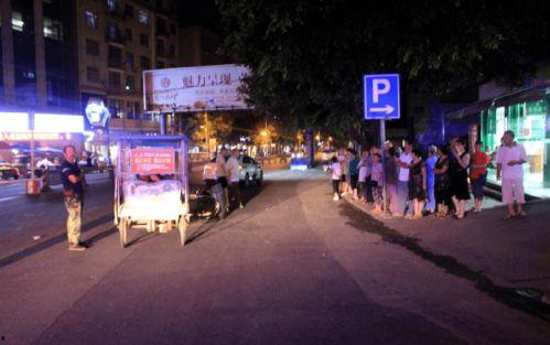 潍坊人民广场吃瓜事件视频,一场引发热议的街头现象 第2张 潍坊人民广场吃瓜事件视频,一场引发热议的街头现象 第2张