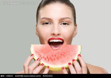 吃拉瓜的视频女生图片,美女生动演绎拉瓜美味瞬间  第2张