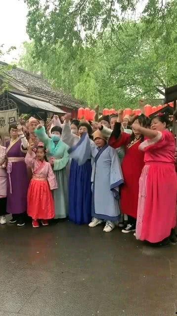 吃瓜的群众表演视频,欢乐逗趣,笑料连连 第2张 吃瓜的群众表演视频,欢乐逗趣,笑料连连 第2张