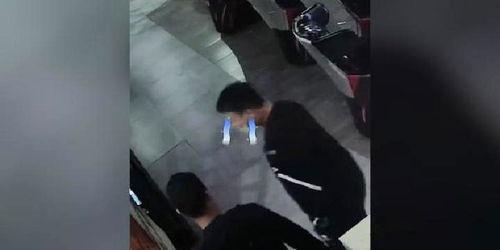 吃瓜群众被当劫匪视频大全,视频大全揭秘惊险瞬间  第2张