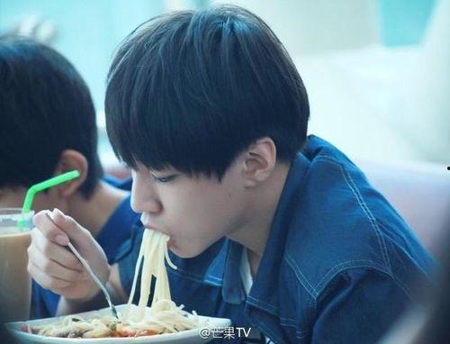 吴磊王俊凯吃瓜视频,揭秘娱乐圈幕后故事 第2张 吴磊王俊凯吃瓜视频,揭秘娱乐圈幕后故事 第2张