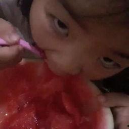 宝宝拍戏吃瓜视频,萌态百出引网友热议