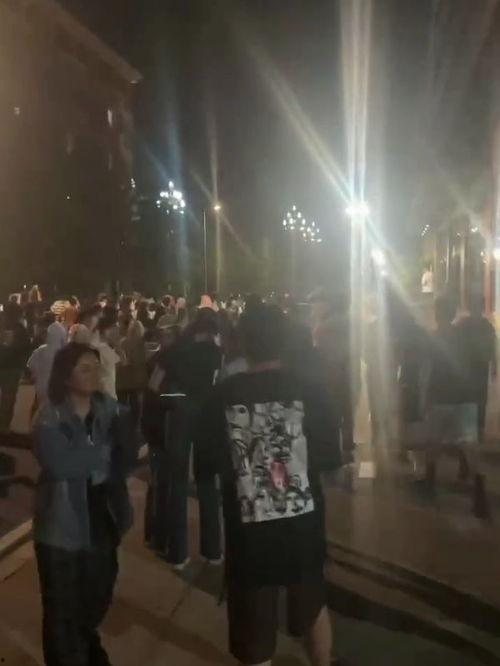 学生围观吃瓜视频,揭秘学生吃瓜视频背后的热点现象 第3张 学生围观吃瓜视频,揭秘学生吃瓜视频背后的热点现象 第3张