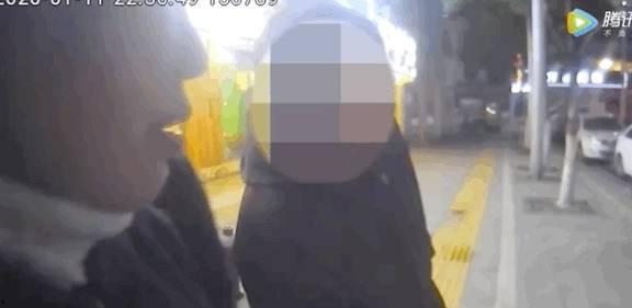 吃瓜群众被抓住视频播放,网友热议  第2张