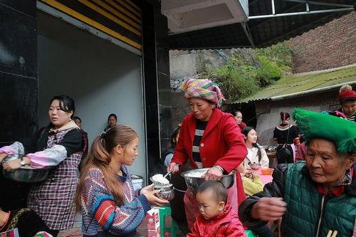 怀化吃瓜婚礼事件视频大全,一场闹剧引发的全民热议 第2张 怀化吃瓜婚礼事件视频大全,一场闹剧引发的全民热议 第2张