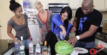 外国人群吃瓜视频,外国人群的趣味生活瞬间 第2张 外国人群吃瓜视频,外国人群的趣味生活瞬间 第2张