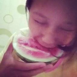 吃瓜的人视频,揭秘“吃瓜群众”视角下的热门视频现象  第3张