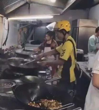 外卖员吃瓜完整视频,揭秘美食背后的故事  第2张