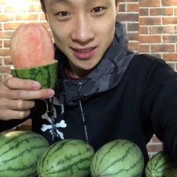 小朋友吃小瓜的视频,小瓜盛宴，萌娃欢乐时光