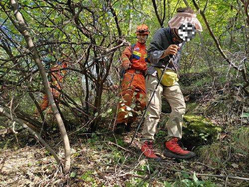 三人爬山吃瓜视频,趣味吃瓜瞬间走红网络  第2张