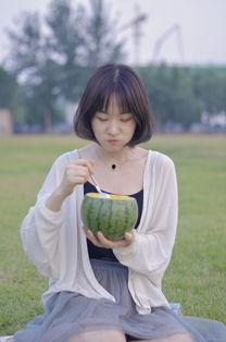 夏天女孩吃瓜视频照片,女孩清凉一夏的甜蜜瞬间  第2张