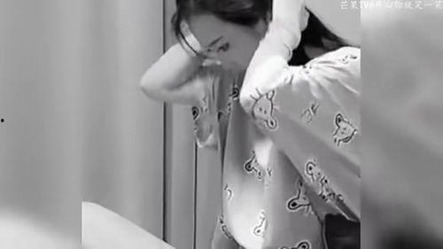 女友在吃瓜搞笑视频,欢乐时光尽享其中  第2张