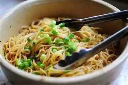 水瓜可以煮面条吃吗视频,创意家常美食新尝试  第3张