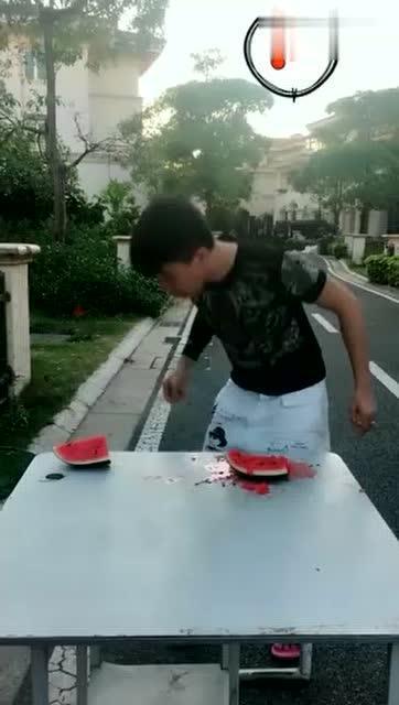 搞笑吃瓜比赛视频,观众笑到肚子疼 第3张 搞笑吃瓜比赛视频,观众笑到肚子疼 第3张