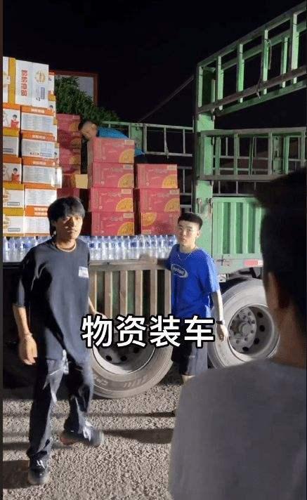 小杨哥楼顶吃瓜视频,揭秘网红生活幕后真相