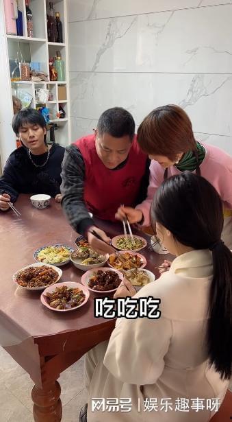 小杨哥楼顶吃瓜视频,揭秘网红生活幕后真相 第3张 小杨哥楼顶吃瓜视频,揭秘网红生活幕后真相 第3张